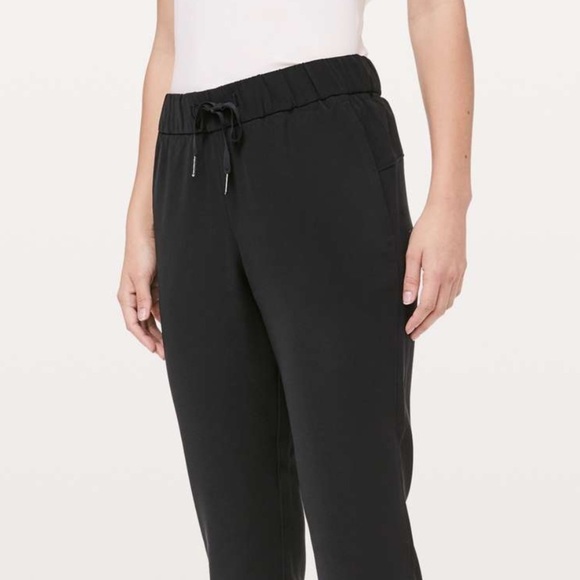 Lululemon On The Fly Crop *Woven 23" size 2 Black Travel Pant - Picture 5 of 12